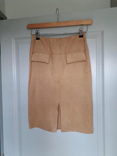 Mooie knielange suèdine rok, maat S., Kleding | Dames, Rokken, Zo goed als nieuw, Maat 36 (S), Beige, Knielengte, Ophalen of Verzenden