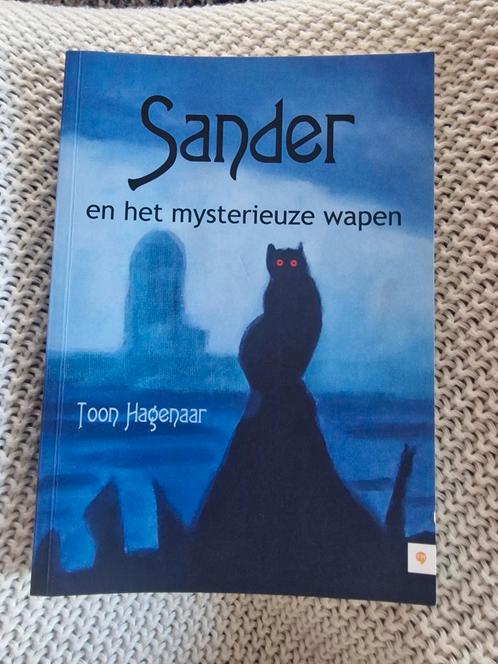 Toon Hagenaar - Sander en het mysterieuze wapen, Boeken, Kinderboeken | Jeugd | 13 jaar en ouder, Zo goed als nieuw, Ophalen of Verzenden