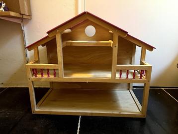 Houten poppenhuis beschikbaar voor biedingen