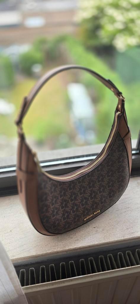 Michael Kors Schoudertas - Zo goed als nieuw!, Sieraden, Tassen en Uiterlijk, Tassen | Damestassen, Nieuw, Schoudertasje, Bruin