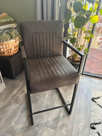 Bartafel met 2 Barstoelen - Zo Goed Als Nieuw! beschikbaar voor biedingen