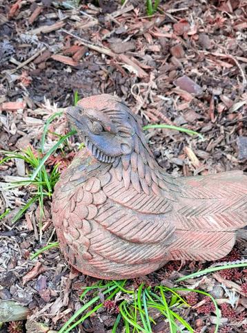 Terra cotta kip tuindecoratie beschikbaar voor biedingen