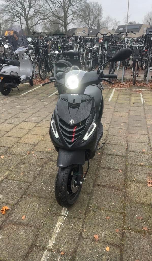 Zip 50cc 4t 3v I-Get, Fietsen en Brommers, Scooters | Piaggio, Zo goed als nieuw, Zip, Maximaal 45 km/u, Benzine, Ophalen