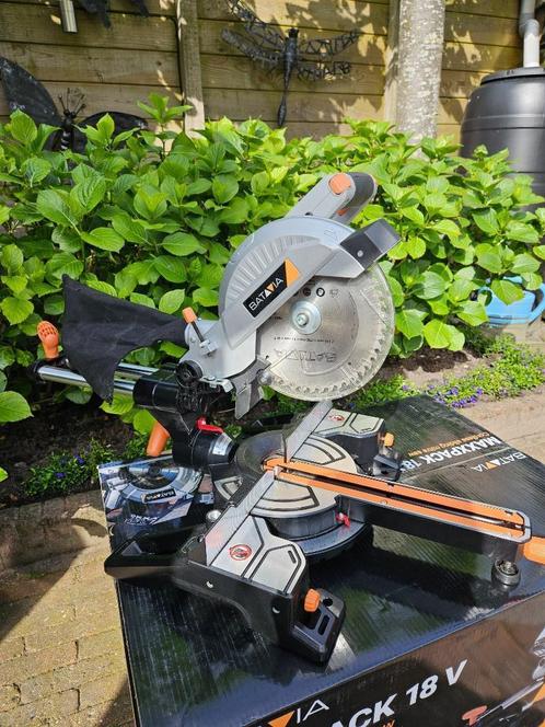 Aanbieding Nieuwe AFKORTZAAG met Accu en Lader € 199,00, Doe-het-zelf en Verbouw, Gereedschap | Machine-onderdelen en Toebehoren