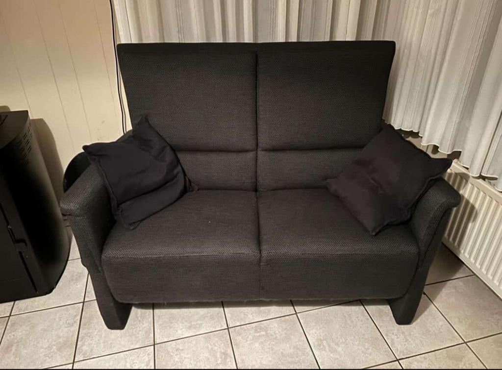 Zwarte 2-zits bank met hoge rugleuning, Huis en Inrichting, Banken | Bankstellen, Ophalen, Gebruikt, Tweepersoons, 75 tot 100 cm