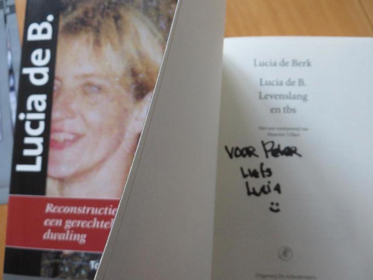 Lucia de Berk twee gesigneerde boeken premiere flyers en dvd, Boeken, Geschiedenis | Vaderland, Zo goed als nieuw, 20e eeuw of later