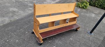Houten school/kleuter  bankje op wielen  beschikbaar voor biedingen