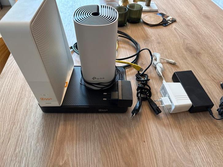 Ziggo Internet & TV Set + Deco M4 Wifi Versterker, Computers en Software, Routers en Modems, Gebruikt, Router met modem, Ophalen of Verzenden