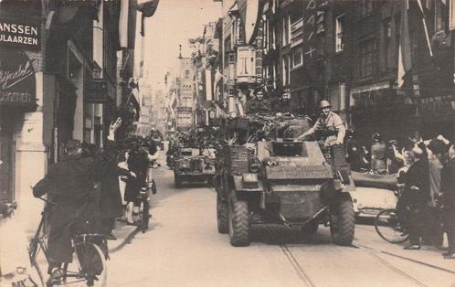 RV127 fotokaart Bevrijding oorlog tank Amsterdam 1945, Verzamelen, Ansichtkaarten | Nederland, Gelopen, Zuid-Holland, 1940 tot 1960