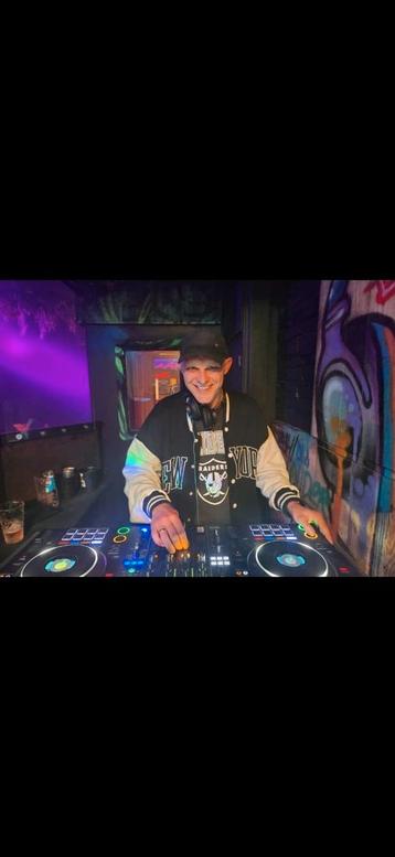 DJ te huur, liefst hardere stylen en 90's muziek.  beschikbaar voor biedingen
