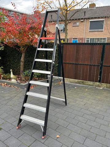 Altrex 8 treden beschikbaar voor biedingen