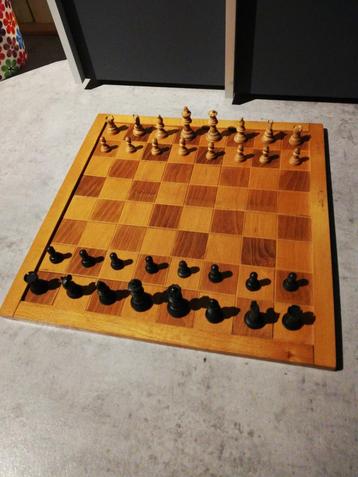 Houten schaakbord met houten schaakstukken beschikbaar voor biedingen