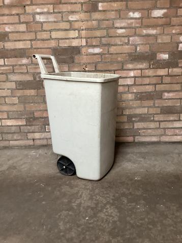 Beige, grote afvalbak op 2 grote wielen, voor de tuin beschikbaar voor biedingen