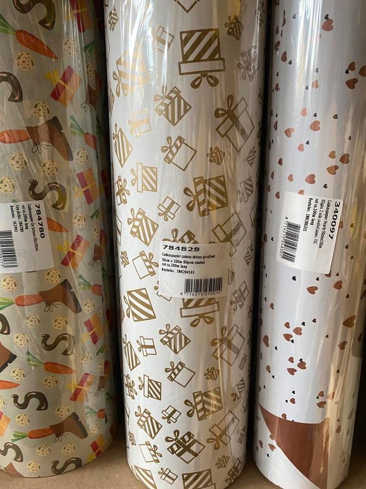 Mooie luxe rol Sinterklaaspapier “Sint deluxe” 200m 50cm br, Diversen, Cadeaupapier, Nieuw, Ophalen of Verzenden