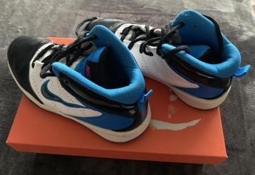 Nike basketbalschoenen maat 36 beschikbaar voor biedingen