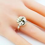 Vintage zilveren ring met knoopmotief, Gebruikt, Verzenden, 17 tot 18, Nvt