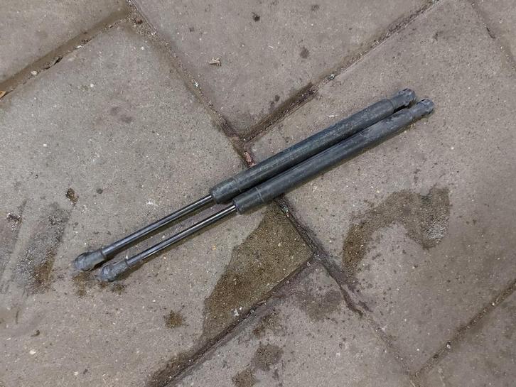 Setje gasveren vd achterklep BMW  E46 sedan, Auto diversen, Overige Auto diversen, Ophalen of Verzenden