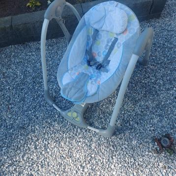 baby schommel met muziek en speeltjes beschikbaar voor biedingen