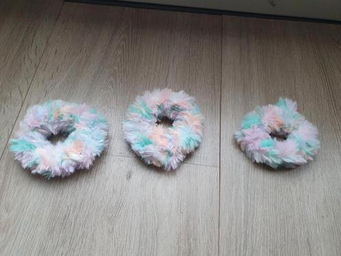 Handmade by Ebony: scrunchie,  fluffy zacht, unicorn kleur, Sieraden, Tassen en Uiterlijk, Uiterlijk | Haarverzorging, Nieuw, Haarspeld