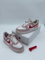 Nike Air Force 1 Low ’07 QS Valentine’s Day Love Letter 44, Wit, Nike, Ophalen of Verzenden, Sneakers of Gympen