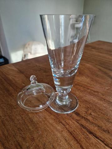 Glazen pot met deksel beschikbaar voor biedingen