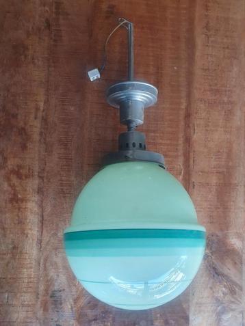 Vintage hanglamp van glas met metalen ophangsysteem  beschikbaar voor biedingen