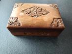 mooi houten doosje met houtsnijwerk bovenop en zijkanten., Antiek en Kunst, Curiosa en Brocante, Ophalen of Verzenden