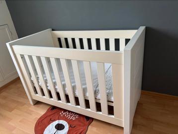 Babykamer: ledikant, commode, wandplankje incl aerosleep beschikbaar voor biedingen