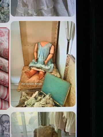 Een oud shabby poppenlijfje beschikbaar voor biedingen