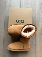 Uggs - Classic Mini Ugg Rubber Logo, Nieuw, Snowboots, Ophalen of Verzenden, Bruin