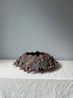 Vintage ceramic bruin groen schaal handmade gesigneerd h35cm, Huis en Inrichting, Woonaccessoires | Vazen, Aardewerk of Porselein