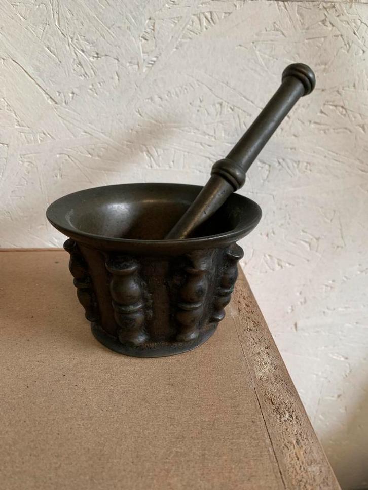 Vijzel schitterend antieke 16e eeuwse Spaanse bronzen vijzel, Antiek en Kunst, Antiek | Koper en Brons, Ophalen of Verzenden