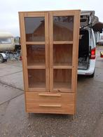 Houten vitrinekast met 2 lades, Ophalen, Gebruikt, Glas, 100 tot 150 cm