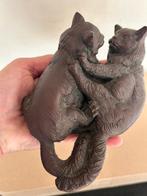Handgemaakt stoeiende Poezen / katten beeld 20/10 cm, Ophalen of Verzenden, Zo goed als nieuw, Dier