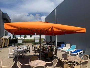 Gebruikte parasol 400x400 cm beschikbaar voor biedingen