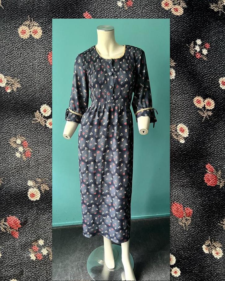 Vintage jaren 70 maxi-jurk grijs met bloemetjes 1 maat, Kleding | Dames, Jurken, Gedragen, Grijs, Onder de knie, Verzenden