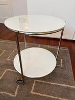 Ronde bijzettafel op wielen van metaal en wit glas., Huis en Inrichting, Tafels | Bijzettafels, Minder dan 55 cm, Metaal of Aluminium