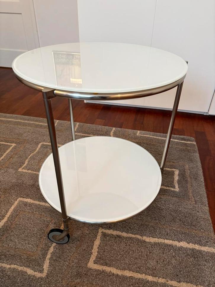 Ronde bijzettafel op wielen van metaal en wit glas., Huis en Inrichting, Tafels | Bijzettafels, Zo goed als nieuw, Rond, 45 tot 60 cm