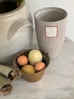 Hoge geglazuurde terracotta vaas. Grijs / taupe wit motief., Ophalen, Overige kleuren, Aardewerk of Porselein, Zo goed als nieuw