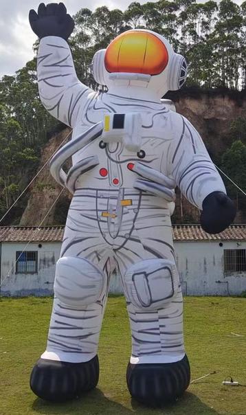 Opblaasbare Astronaut met LED & Ventilator - 350/500cm beschikbaar voor biedingen