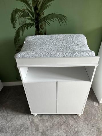 Commode - Ruimtebesparend beschikbaar voor biedingen