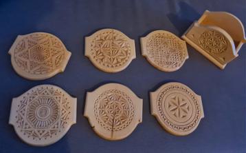 6 houten onderzetters met houder beschikbaar voor biedingen