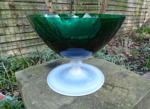Glazen fruitschaal, melkglazen voet en antiek-groene kom, Antiek en Kunst, Antiek | Glas en Kristal, Ophalen