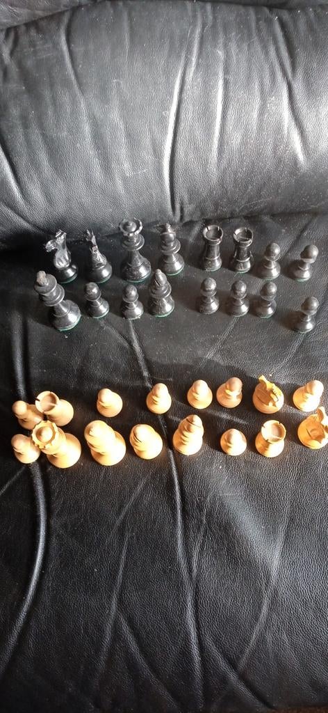 Vintage schaakstenen van hout, Hobby en Vrije tijd, Gezelschapsspellen | Bordspellen, Gebruikt, Een of twee spelers, Onbekend
