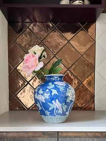 Mooie vintage Chinese bolvaas blauw met roze bloemen beschikbaar voor biedingen