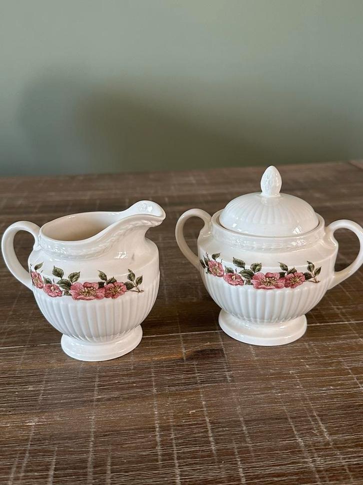 Wedgwood Briar Rose suikerpot en koffieroom kannetje, Antiek en Kunst, Antiek | Servies los, Ophalen of Verzenden