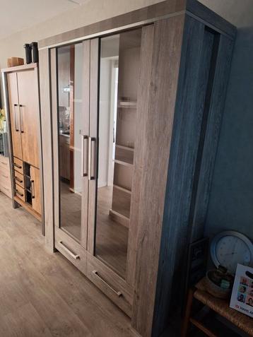 Moderne vitrinekast beschikbaar voor biedingen