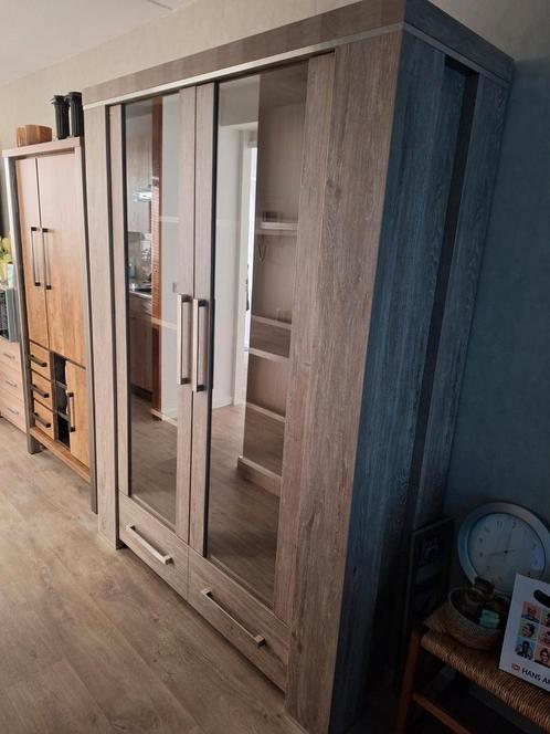 Moderne vitrinekast, Huis en Inrichting, Kasten | Vitrinekasten, Zo goed als nieuw, 150 tot 200 cm, 25 tot 50 cm, Ophalen