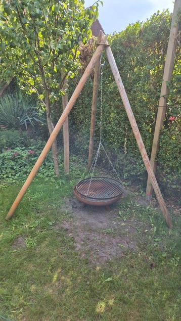 Driepoot BBQ/ barbecue met gril beschikbaar voor biedingen