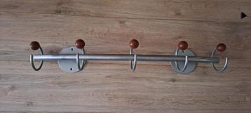 Wand kapstok. Lengte is 67,5cm. Diepte 21cm.  beschikbaar voor biedingen